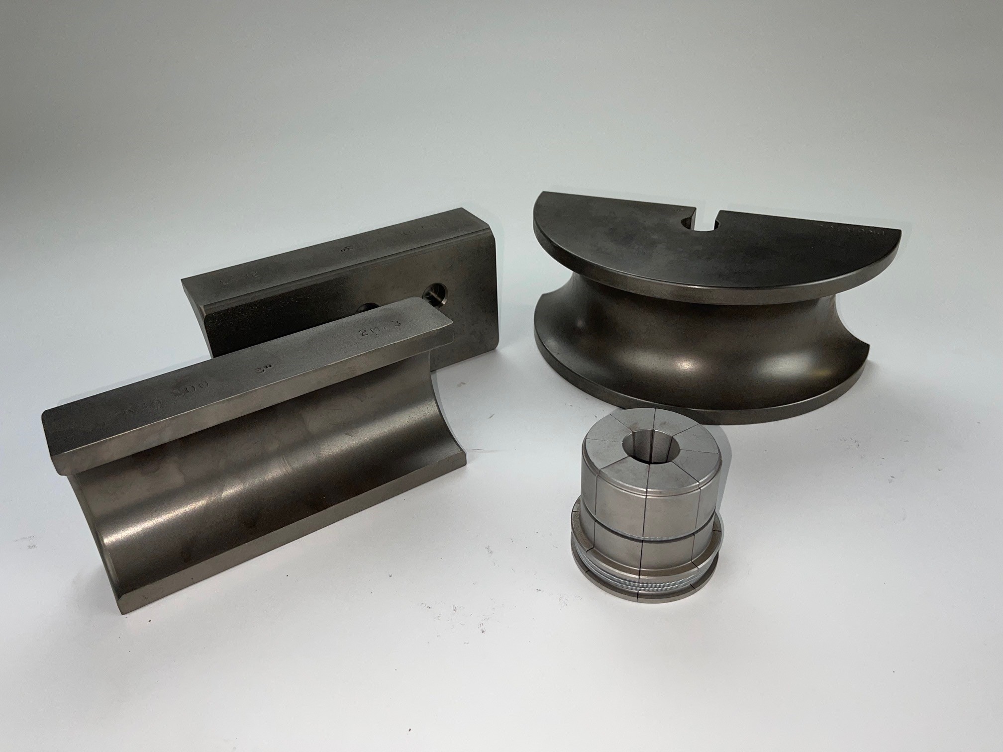 The four-piece PKSP300 KIT from Huth includes a half-moon-shaped die that fits BendPak machines to create bends in tubes and pipes. The BendPak accessories are made of solid grey steel.