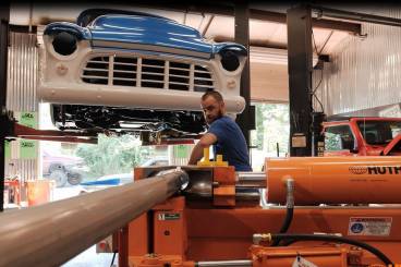 En Huth-Ben Pearson, fabricamos dobladoras de tubos automotrices que hacen que el desempeño “¡avance!”